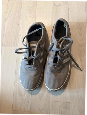 Basket adidas grise en toile 38 petit défaut décousu à l’intérieur à l’arrière voir photo