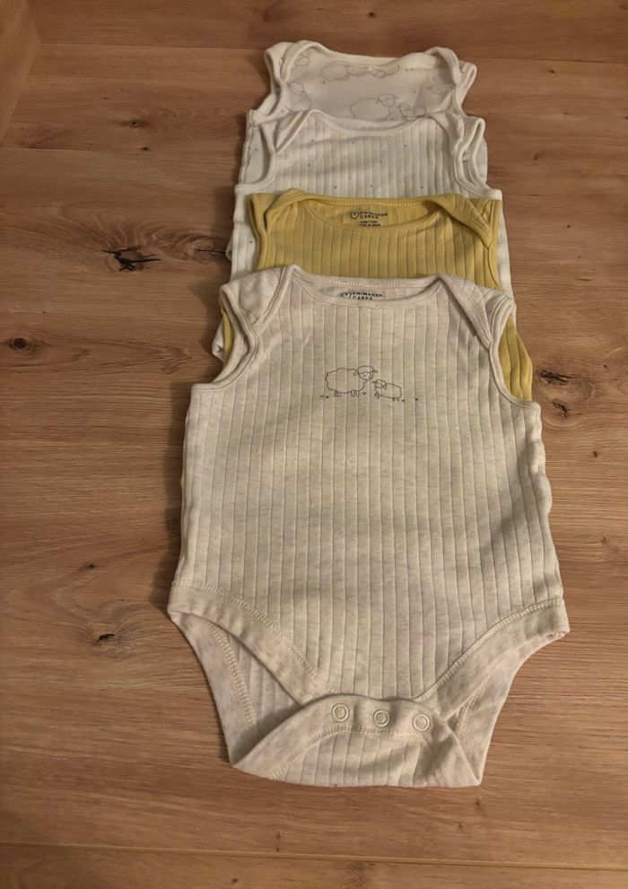 Lots de quatre bodies taille 6/9mois Primark - photo numéro 2