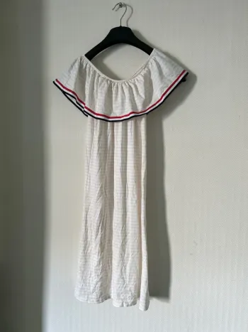 Robe épaules dénudées blanche rayée