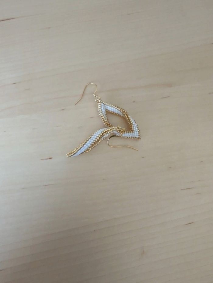 Boucles d'oreilles pendantes / Feuilles torsadées / blanc et doré / tissage / miyuki - photo numéro 4