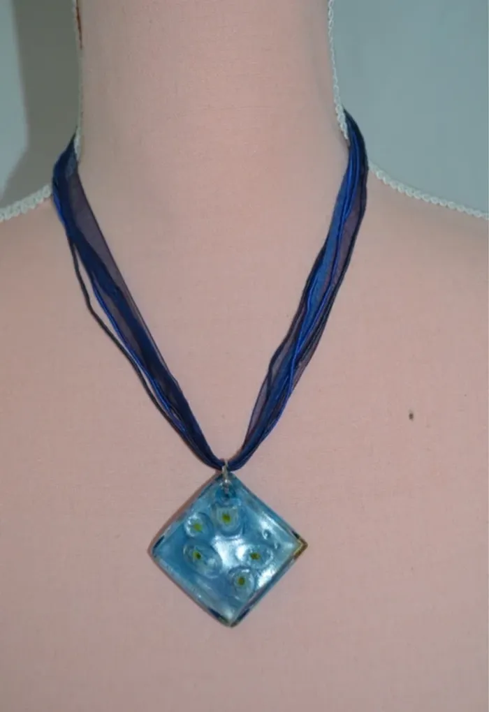Collier bleu