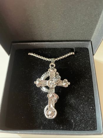 Collier croix serpent tête de mort