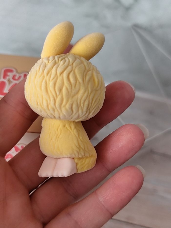 grosse figurine labubu fluffy jaune - photo numéro 4