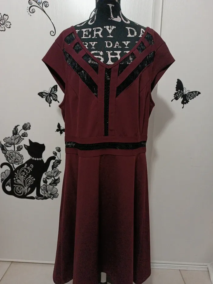 Robe bordeaux avec dentelles
