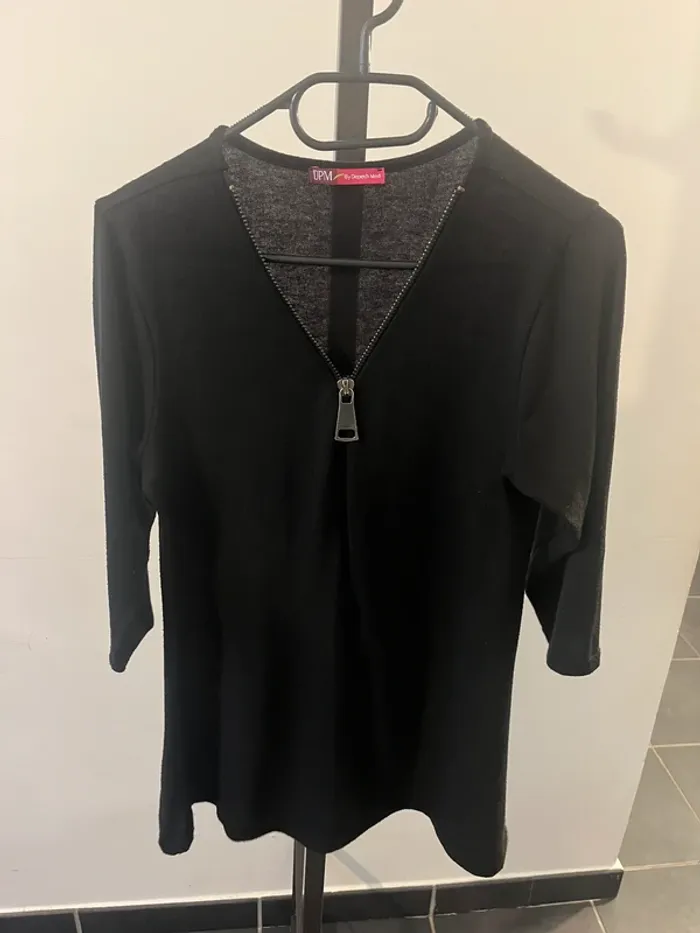 Haut avec fermeture éclair Taille 4 correspondant à L.