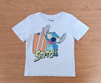 T shirt blanc Stitch avec planche de surf et lunettes à paillettes. C&A. Taille 3 ans. 98 cm
