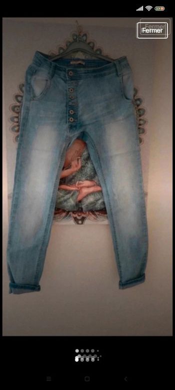 Jean bleu place du jour t 36 , boutonnière originale