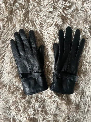 Black lined lambskin gloves, size M