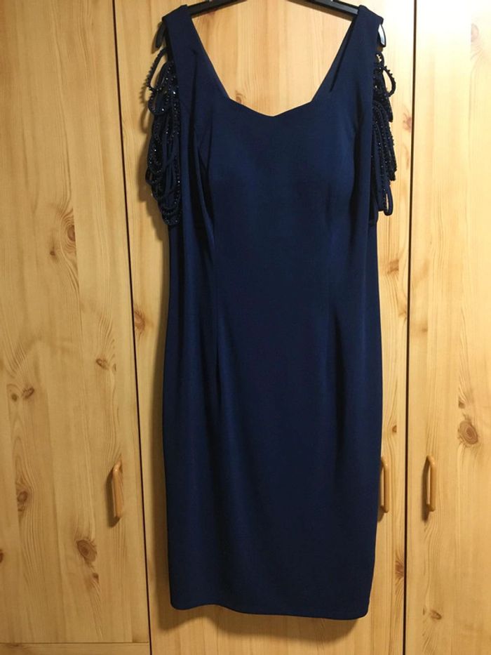 Robe de cérémonie doublée en couleur bleu nuit. En taille 44/46