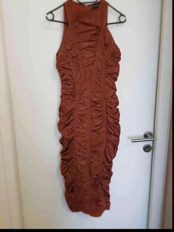 Robe  moulante  froncé  satiné  taille 36