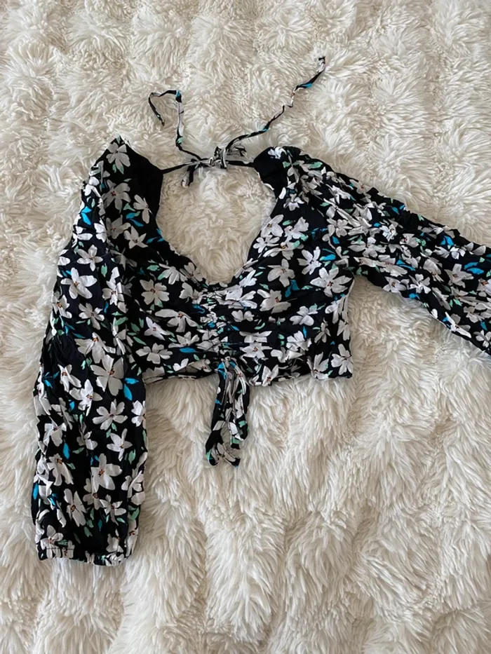 Haut fleuri avec dos nu Bershka taille XS - photo numéro 3