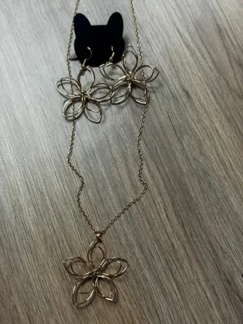 Parure de bijoux doré, boucles d’oreilles et collier