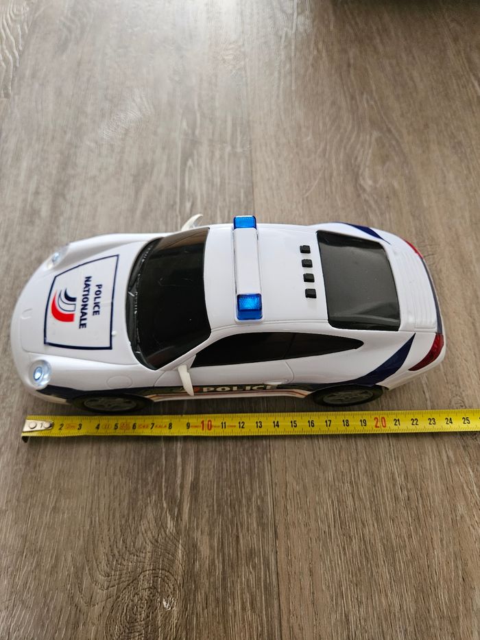 Voiture de police - photo numéro 7