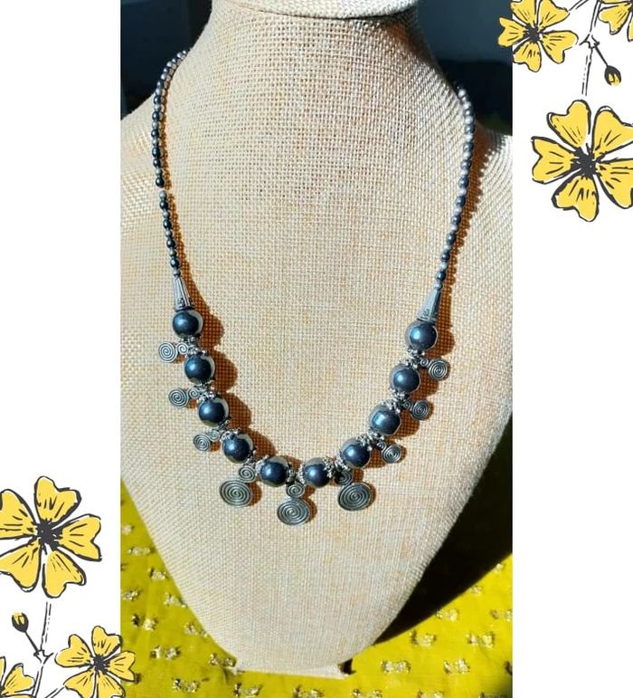 Collier perles grises & breloques spirales – Élégance intemporelle - photo numéro 5