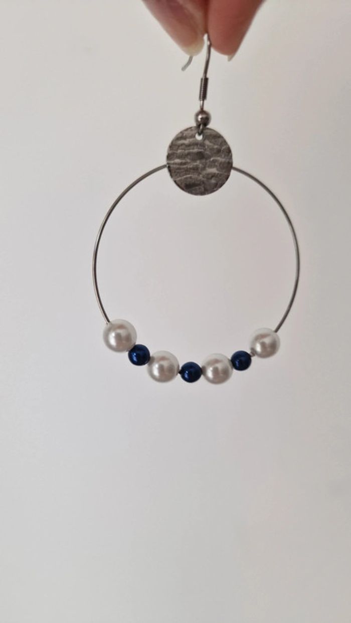 Boucle d'oreille blanc et bleu nacré - photo numéro 3