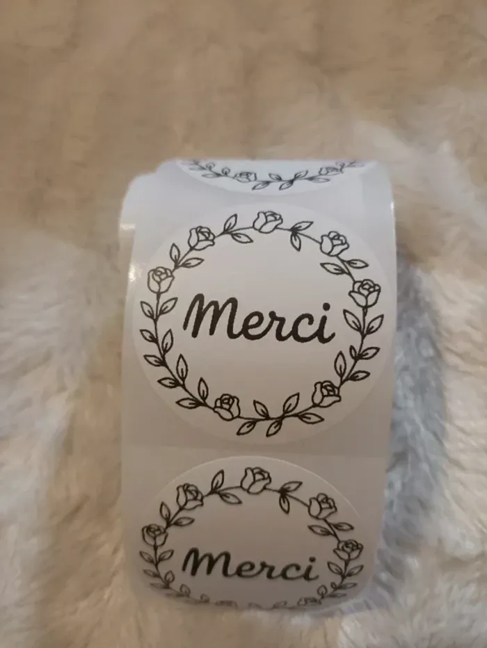 Lot de 20 étiquettes rondes “Merci” 50×50 mm design floral élégant