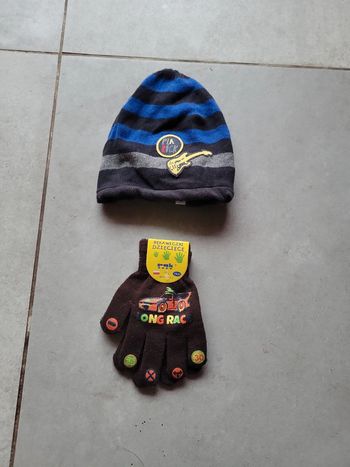 Lot bonnet et paire de gant pour bébé taille 1 et 15 cm