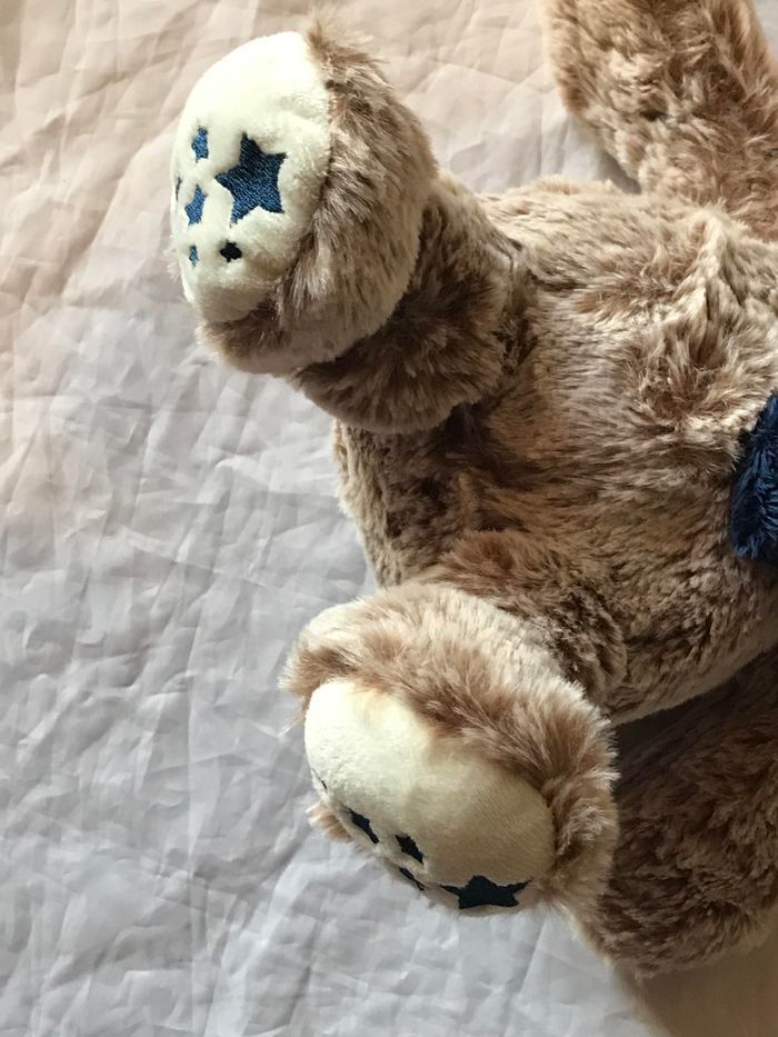 Petit Ourson Brun Ruban Bleu Nuit Etoiles Bleues Nuit Sous Pattes Peluche Petits Enfants Bébés - photo numéro 3