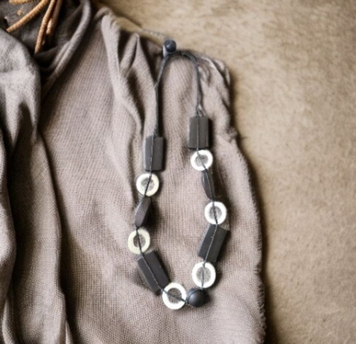 Collier sautoir noir et blanc nacré