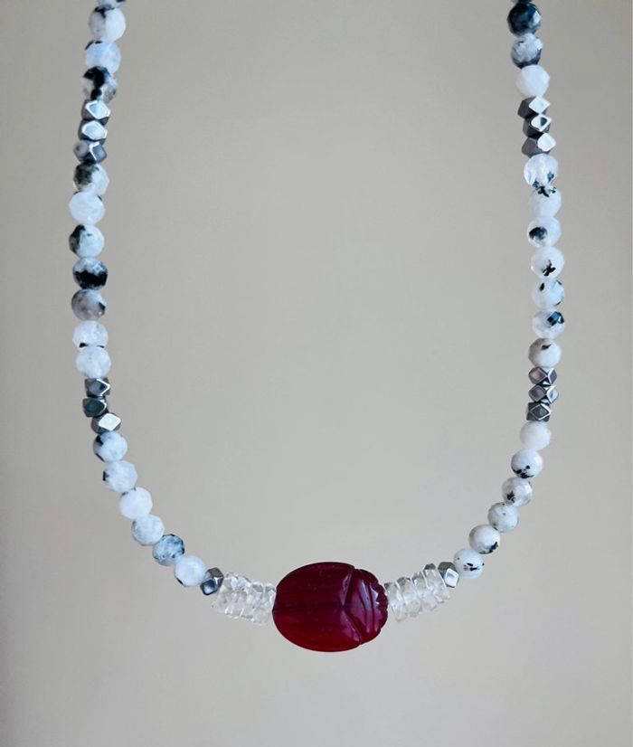 Collier amulette scarabée Grenat et Pierre de Lune - photo numéro 3