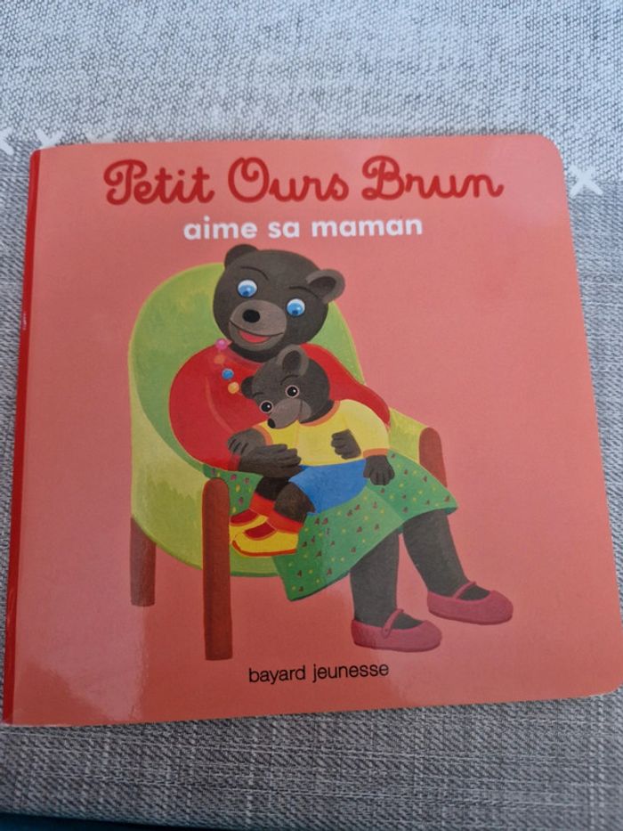 Petit ours brun aime sa maman