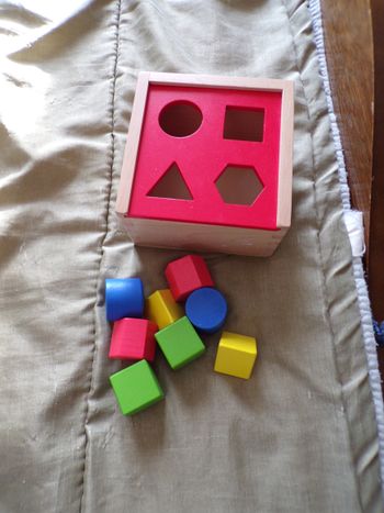 Boîte en bois et formes à encastrer