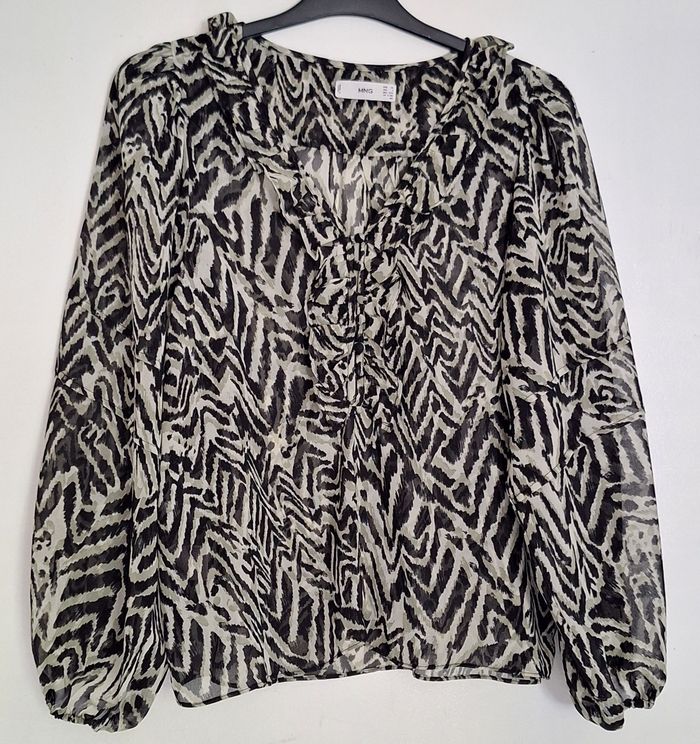 Blouse transparente à jabot