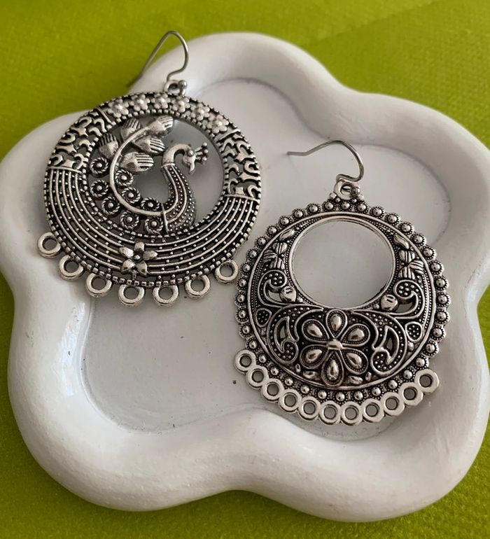 Grandes boucles d’oreilles pendantes bohémiennes dépareillées argentées