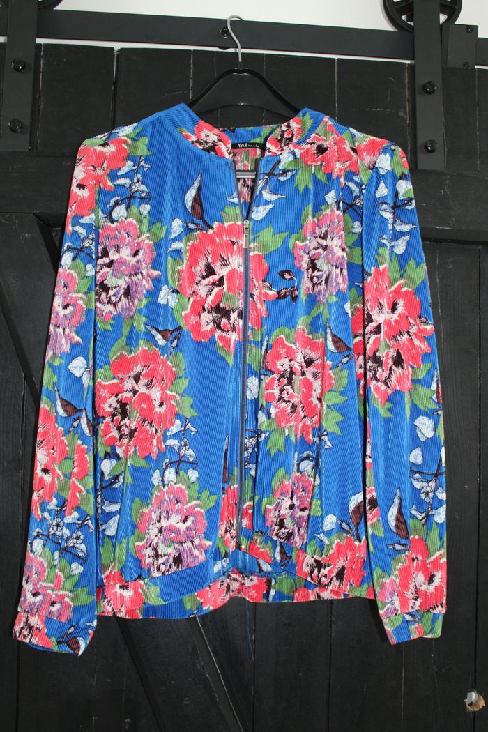 Veste bleue avec fleurs rose/rouge