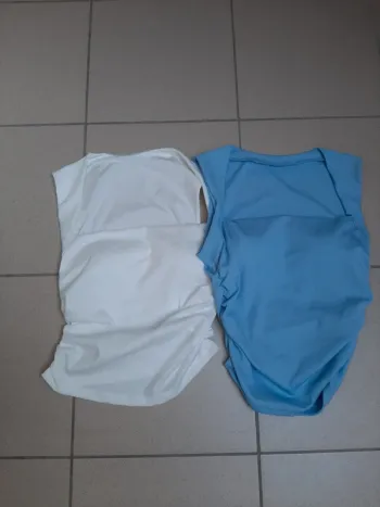 Deux t shirts débardeur  femme  taille M