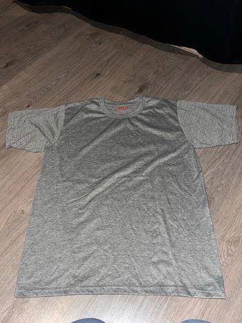 t-shirt gris