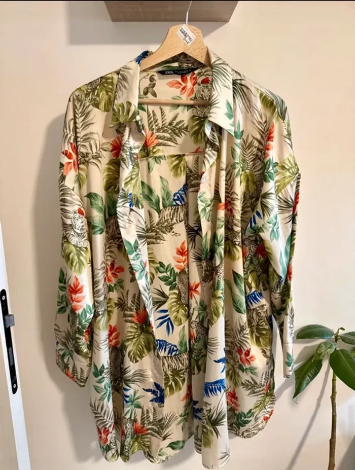 Chemise motif tropical satinée Zara