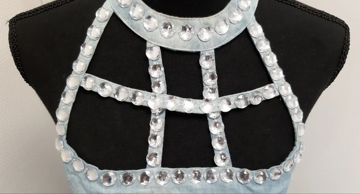 Très joli top dos et épaules dénudés couleur jean avec gros strass Shun bo - photo numéro 5