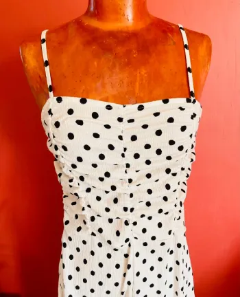 Jolie combinaison blanche à pois noirs