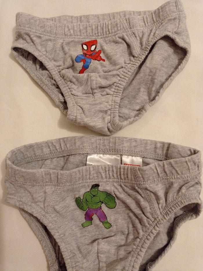 Lot de deux slips Marvel taille 2 ans - photo numéro 3