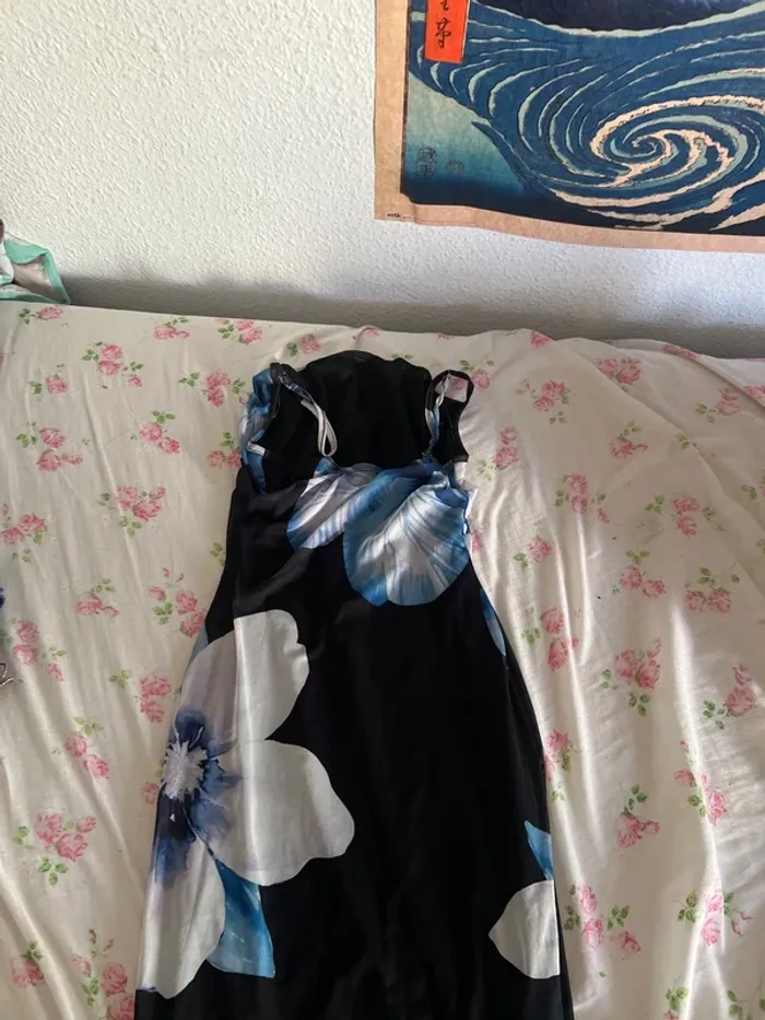 Vestido negro con detalles florales azules - photo numéro 2