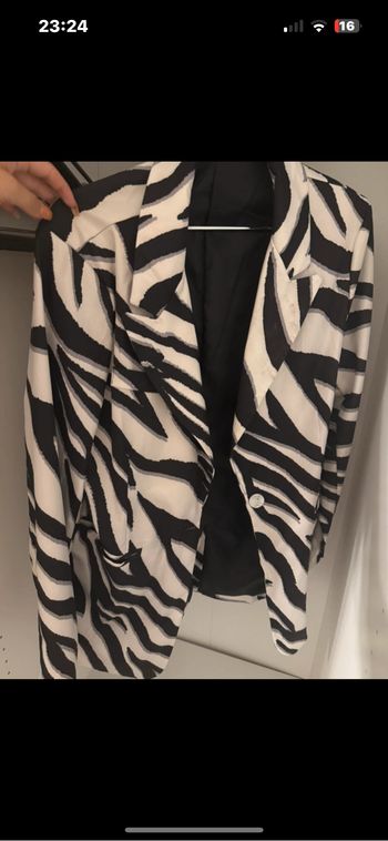 Veste noire et blanche