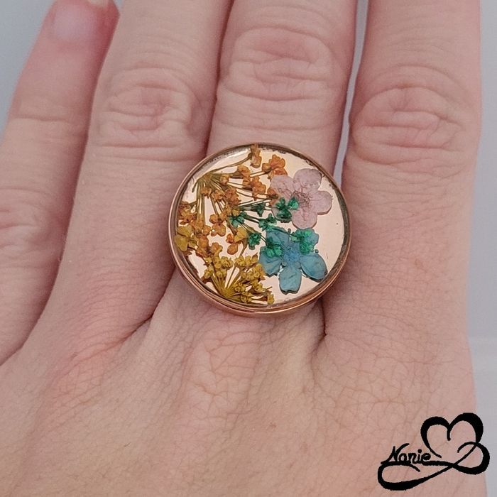 Bague ajustable ronde rosée dorée avec des fleurs séchées colorées