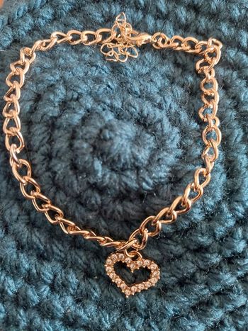 Chaîne de cheville dorée avec un pendentif coeur