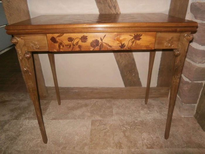 Table à jeux signée "L.Majorelle Nancy" en noyer et placage, à décor de trèfle. - photo numéro 4