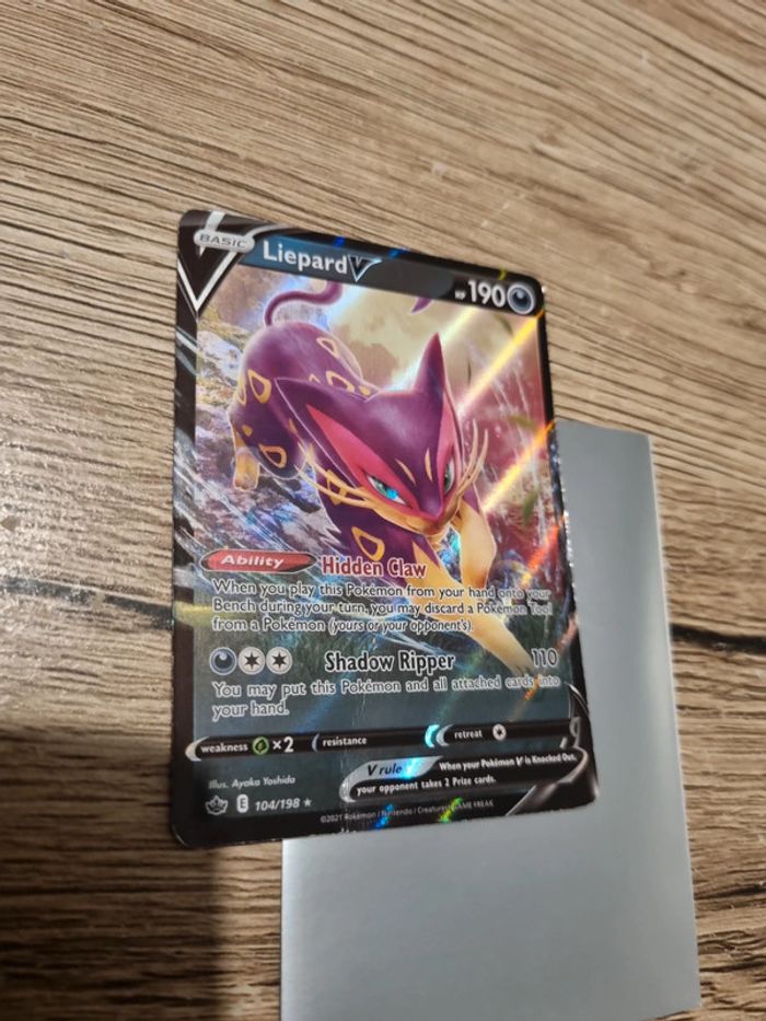 Carte pokémon liepard V 104/198 anglaise année 2021