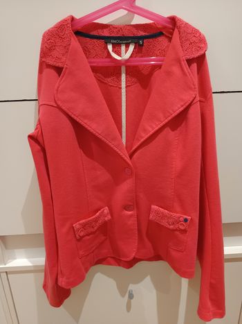 Veste couleur rose fuchsia/orange saumon avec col dentelle et boutons décoratifs sur les poches extérieures - taille S - Marque EMOI by Emonite