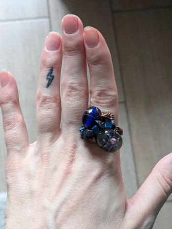 Bague originale avec des pierres