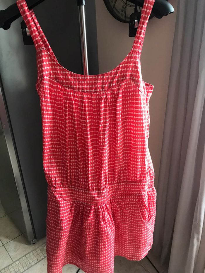 Robe rouge losange blanc