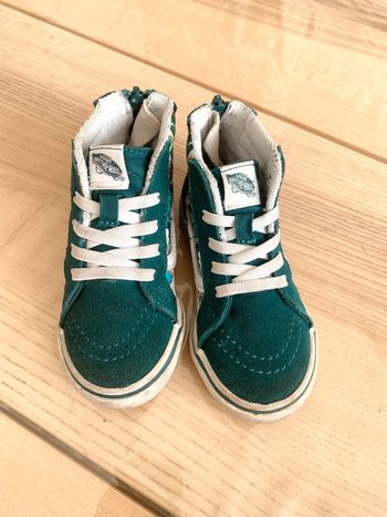 Jolie paire de baskets Vans en cuir suédé