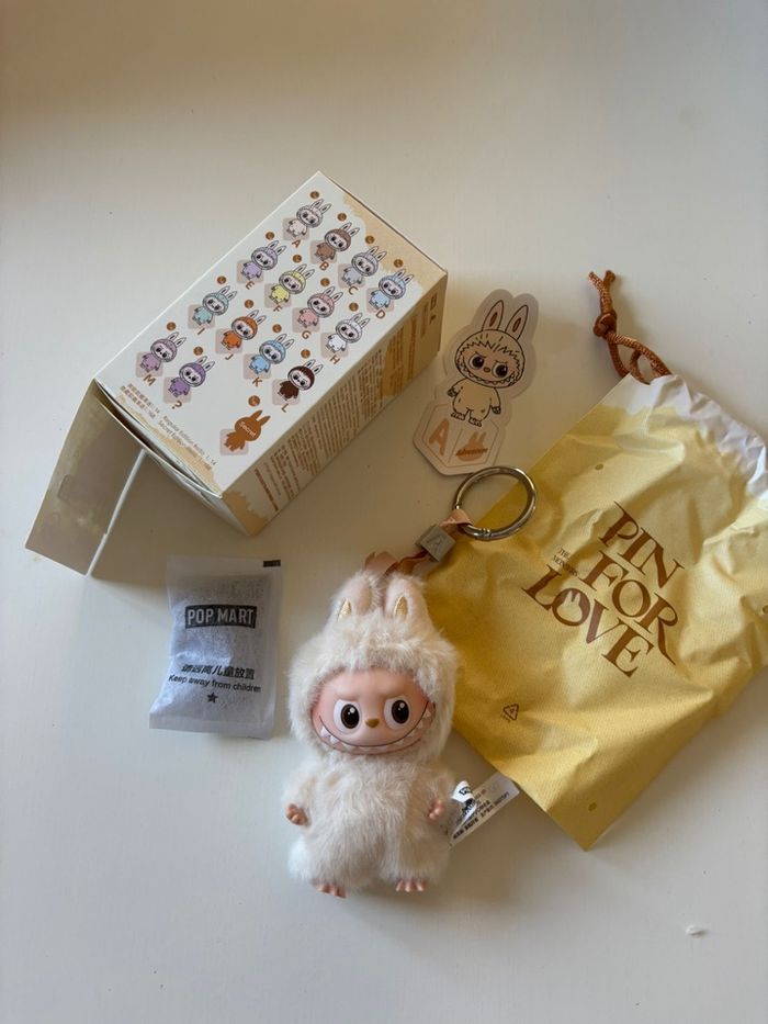 PopMart Labubu The Monsters Pin For Love « A » - photo numéro 3