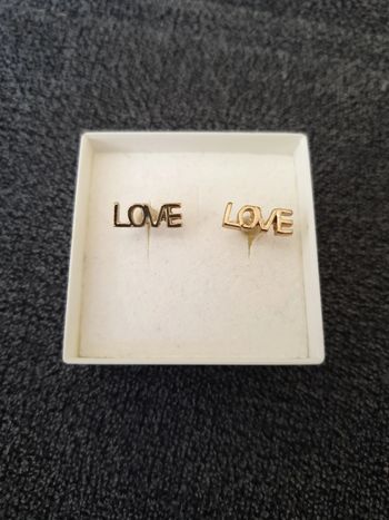 Paire de boucles d'oreilles clous doré LOVE