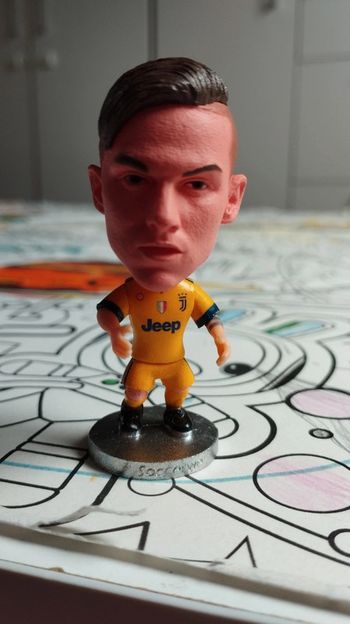 Petite figurine football neuve Paulo Dybala Juventus Turin maillot jaune