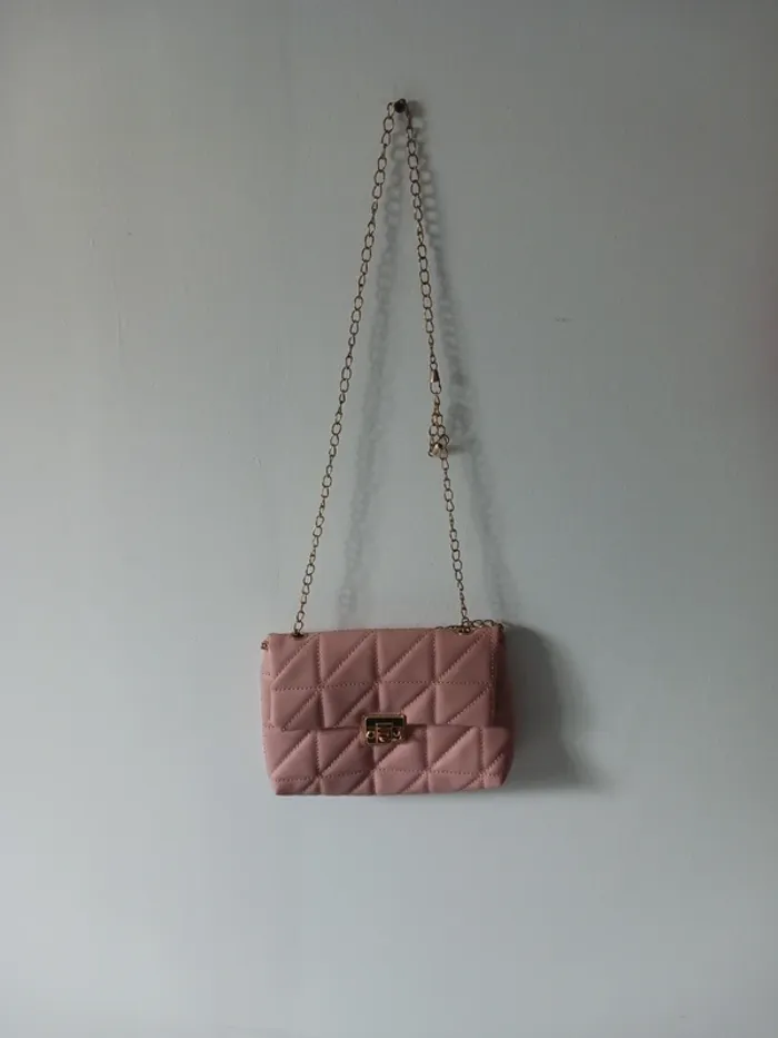 Sac carré matelassé à rabat chaîne rose bonbon