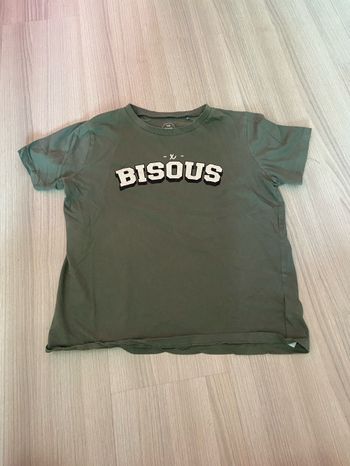 t-shirt vert avec inscription bisous